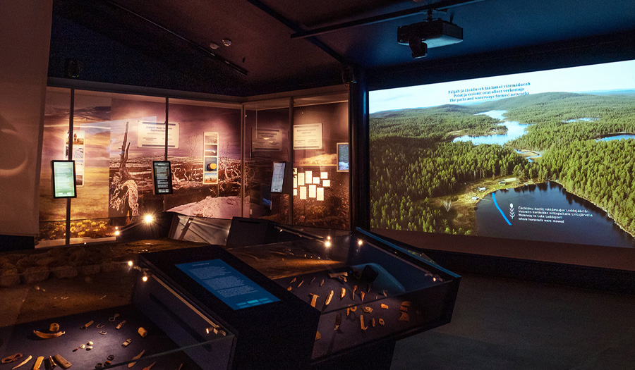 Saamelaismuseo ja luontokeskus Siidan näyttelyssä infonäytöt ovat saumaton osa kokonaisuutta.
