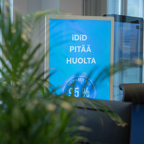 iDiDin toimiston omalla näytöllä näkyy teksti iDiD pitää huolta ja tukityytyväisyys 95 %.