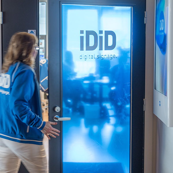 Toimistosupersankarimme Anna sujahtamassa ovesta iDiDin toimistoon.
