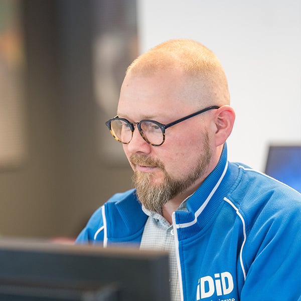 iDiDin järjestelmäasiantuntija Jussi tietokoneen ääressä auttaa asiakkaitamme tuessa ja pitää säännöllisesti koulutuksia.