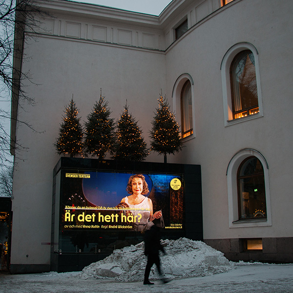 Svenska Teaternin ulkonäyttö kiinnittää Mannerheimintien kulkijoiden huomion.