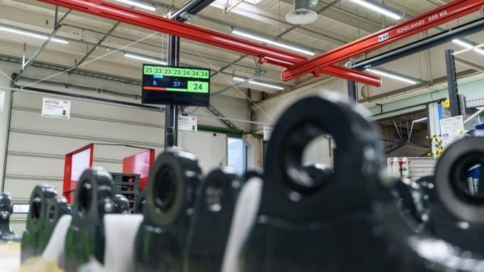 Avant Tecnolla tuotannon infonäyttö tuotantolinjan yllä
