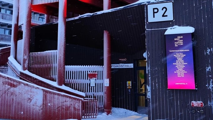 Ulkonäyttö talvisisessa olosuhteissa rakennuksen seinällä viestii tulevista tapahtumista.
