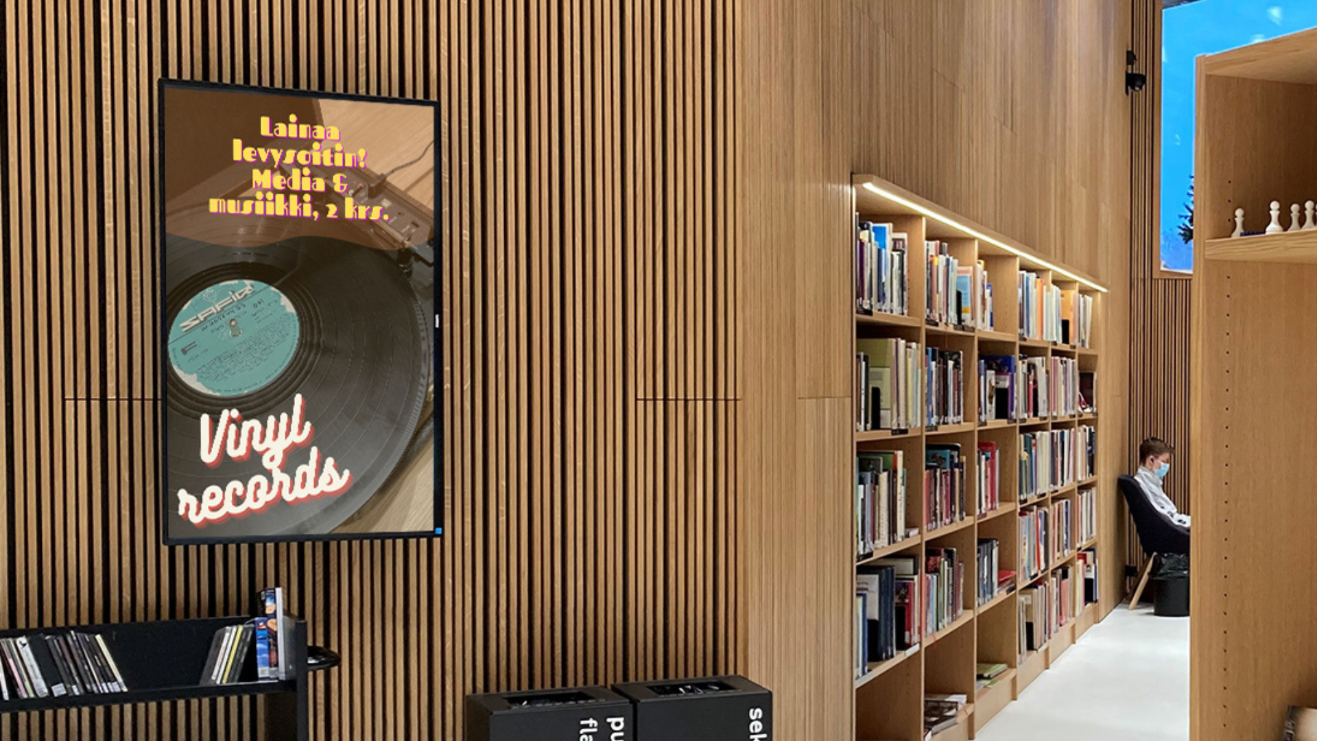 Fyyrin kirjaston musiikkiosaston infonäyttö kertoo levysoittimen lainausmahdollisuudesta.