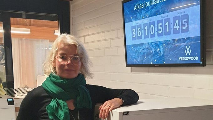 Versowood Miia Kärkkäinen ja sisäisen viestinnän infonäyttö joululaskurilla.